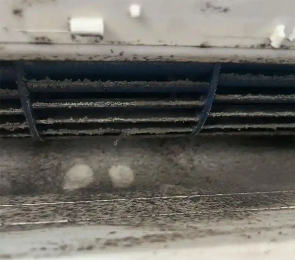 灵山空调吹的风有股烧焦味是怎么回事